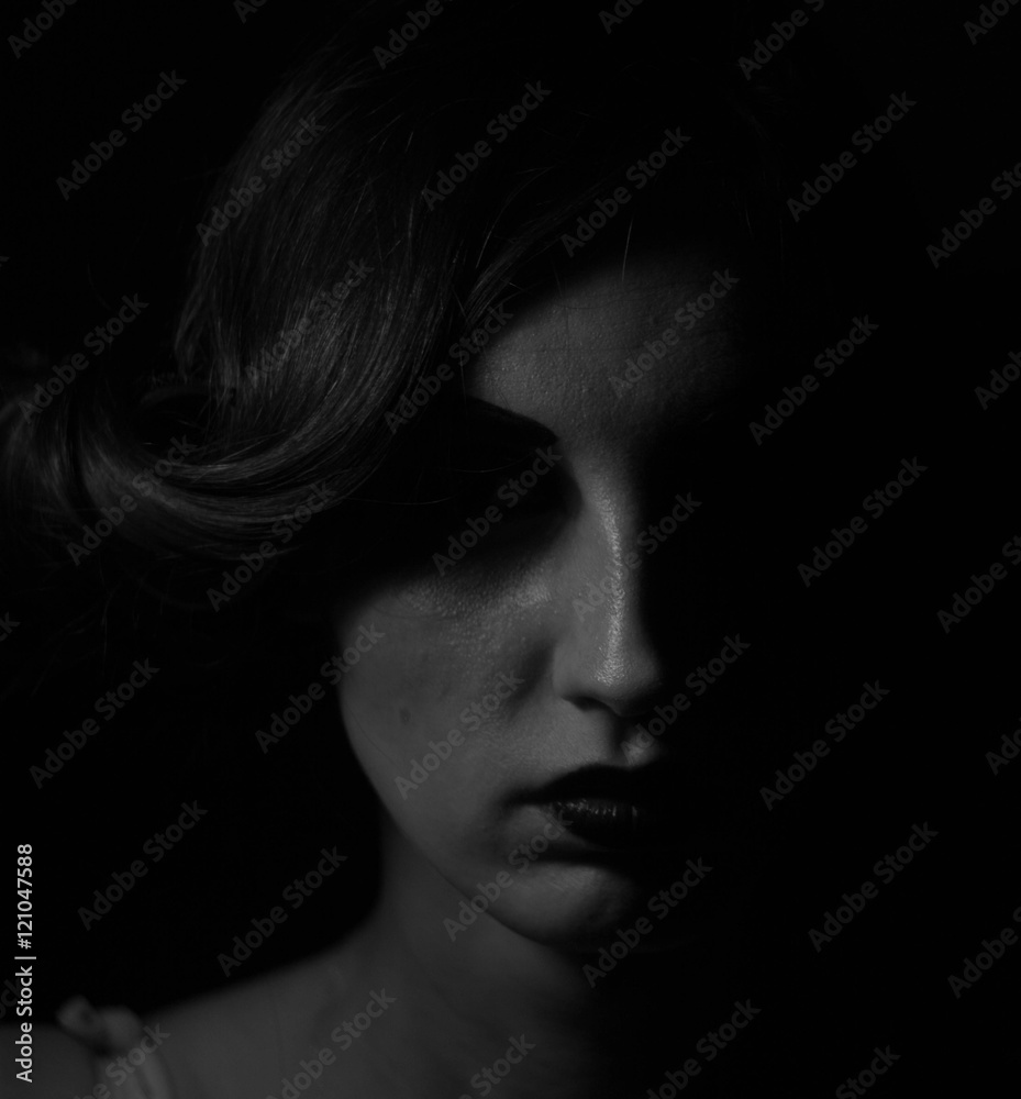 Стильный мрачный портрет европейской девушки с красивыми тенями