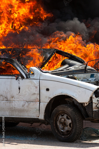 burning car burning car - Exercise firefighters