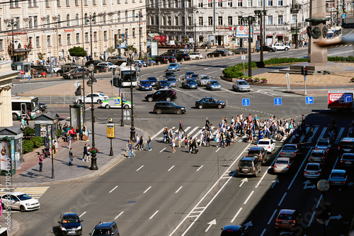 Невский проспект в Санкт-Петербурге днем. Движение людей и автомобилей на Невском проспекте.