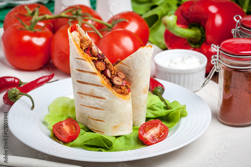 Burritos filled wiht minced meat, bean and vegetables.