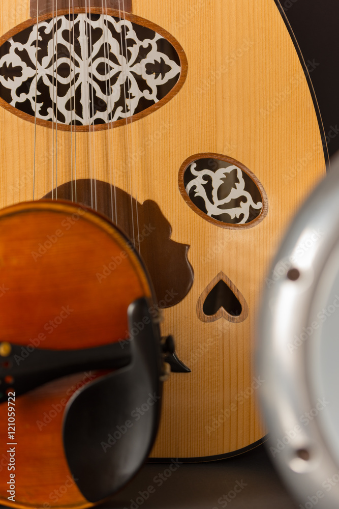 Tres isntrumentos étnicos, violín, darbuka y oud. Stock Photo Adobe Stock