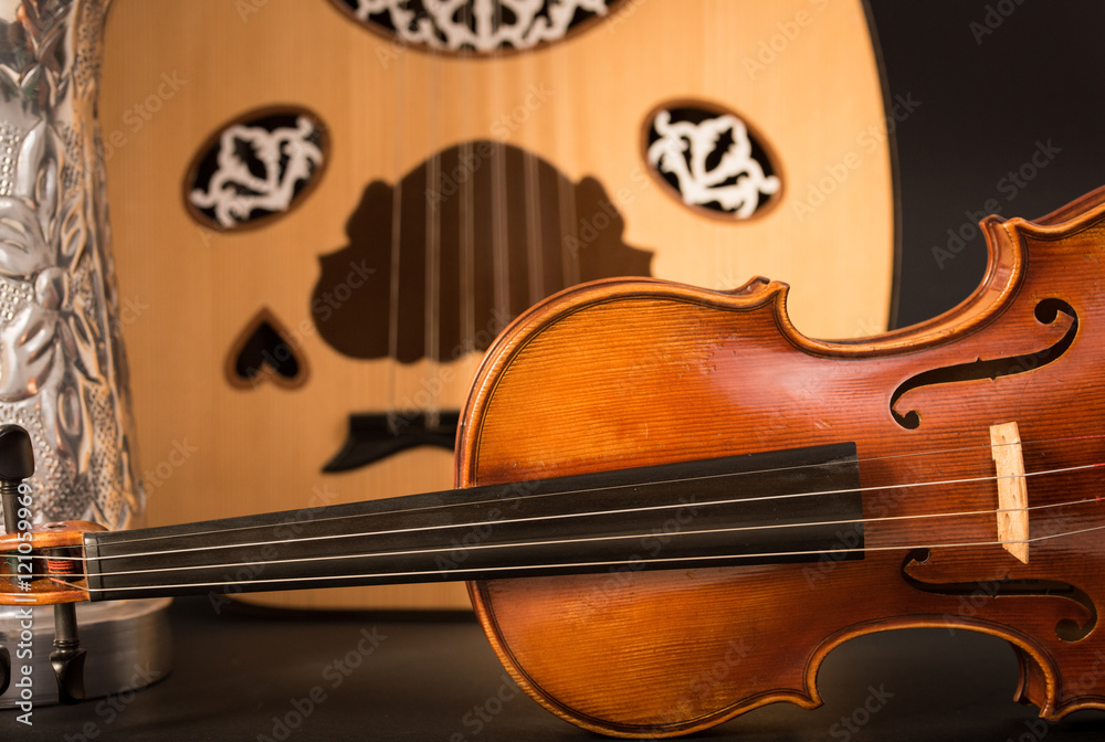 Tres isntrumentos étnicos, violín, darbuka y oud. Stock Photo Adobe Stock