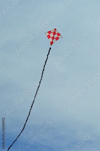 cerf-volant rouge et blanc photo