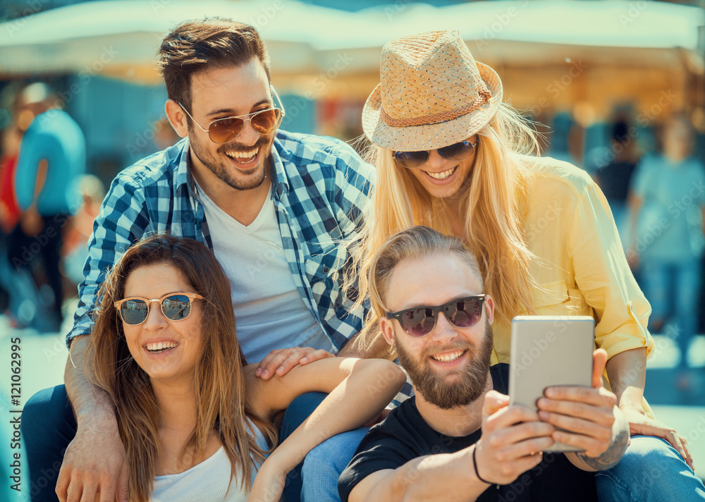 Fototapeta premium Best friends taking selfie in the city