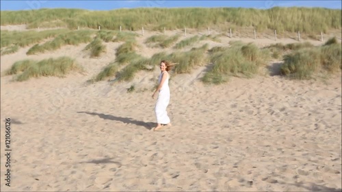 Frau rennt am Strand