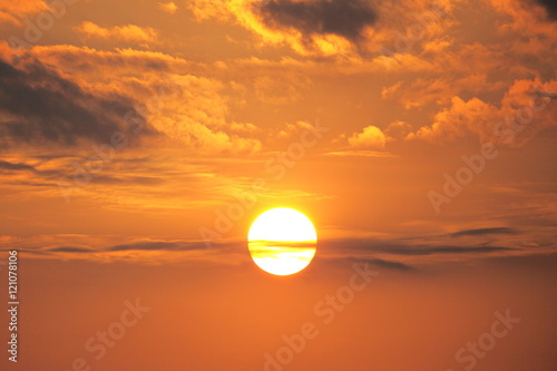 Fototapeta Naklejka Na Ścianę i Meble -  雲の中の夕日