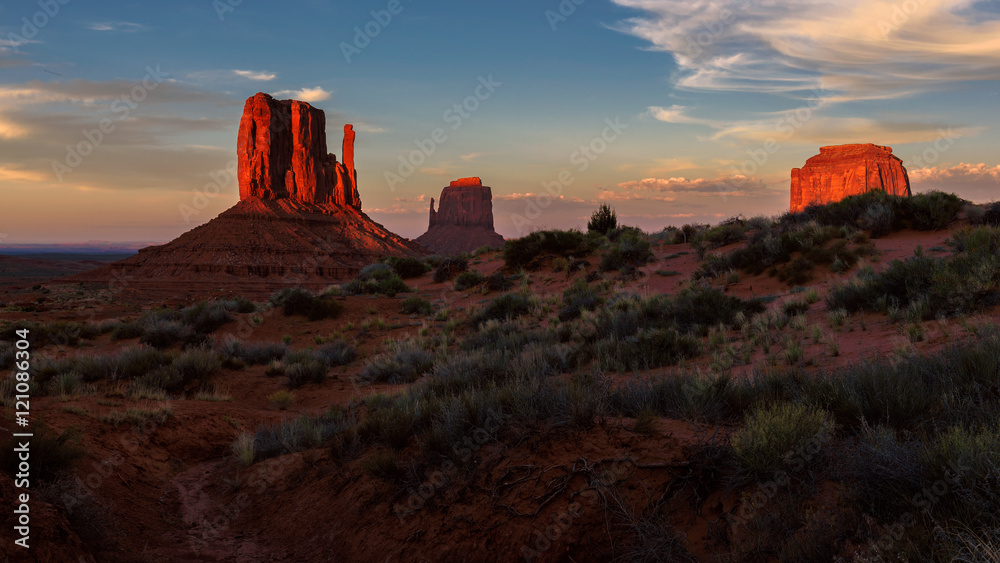 Fototapeta premium Red rocks at Sunset, Monument Valley, Utah