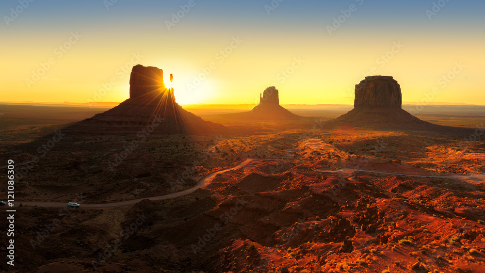 Naklejka premium Sunrise view at Monument Valley, Arizona, USA