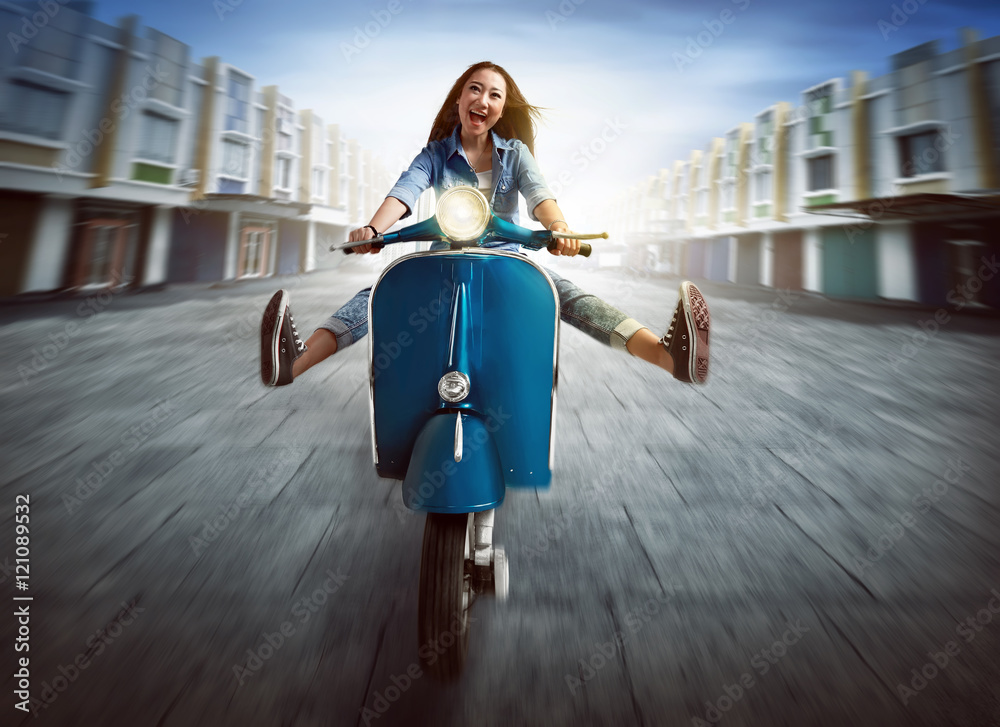 Naklejka premium Beautiful young asian woman riding a motorcycle