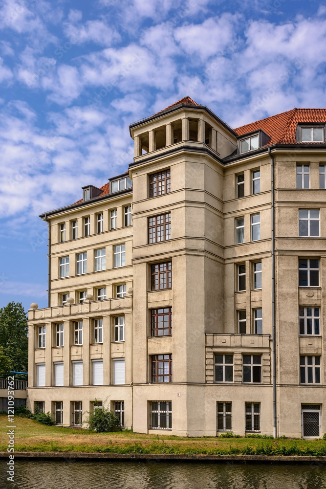 Unter Denkmalschutz: Historisches Verwaltungsgebäude an der Neuköllner Sonnenbrücke