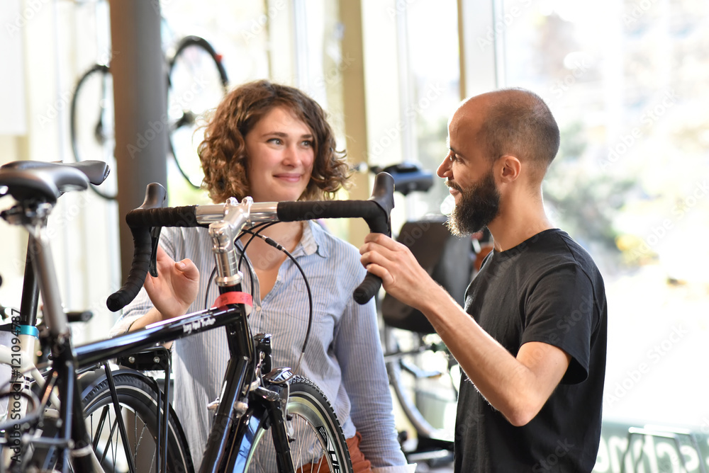 Verkäufer und Frau im Fahrradladen - Verkaufsgespräch // Seller and woman in bicycle shop - sales talk