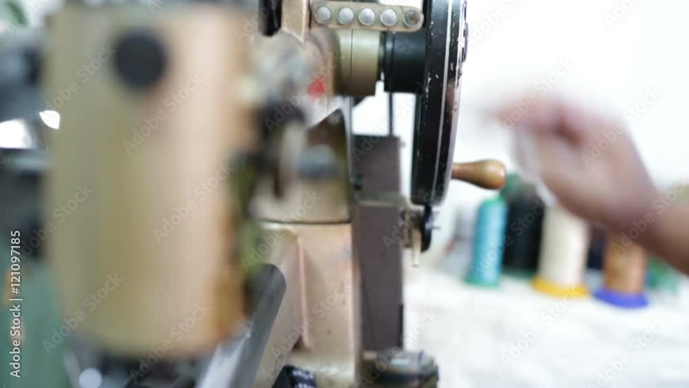 Calzolaio al Lavoro nella sua bottega artigianale. Sistemazione filo macchina da cucire. Calzolaio al Lavoro nella sua bottega artigianale. Sistemazione filo macchina da cucire.