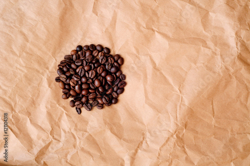 sfondo piatto, con un mucchio di chicchi di caffe photo