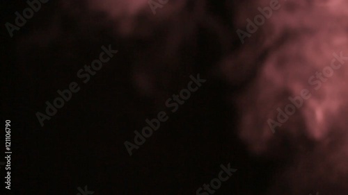 Fumo rosso reale con sfondo nero. photo