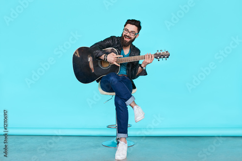 Canvas Print handsome musician playing guitar