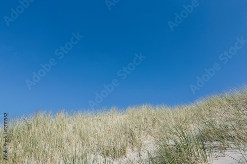 Dünen mit blauem Himmel