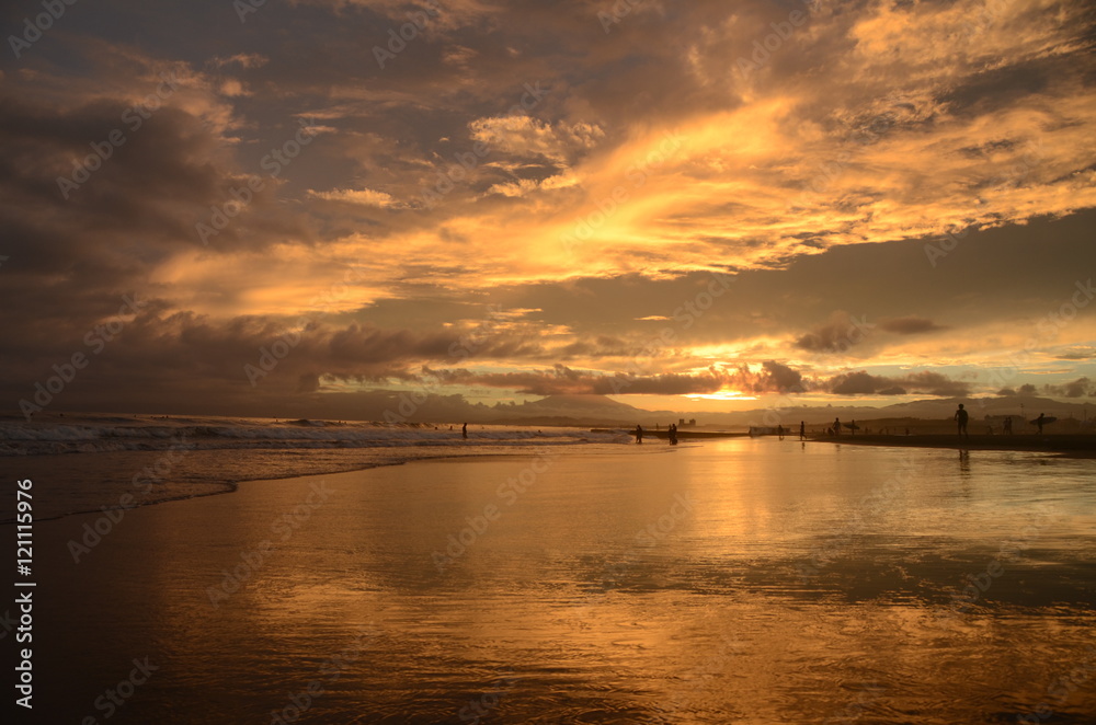 Naklejka premium 夕景 黄金色の海 湘南
