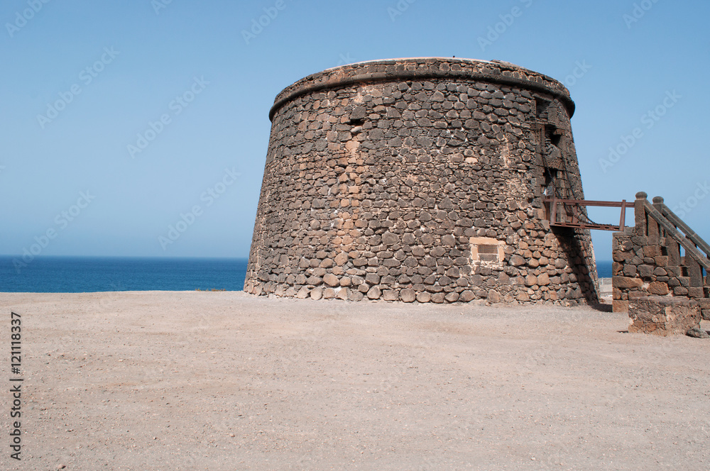 Fuerteventura, Isole Canarie: vista del Castello del Toston, la torre di guardia del XVIII secolo, il 5 Settembre 2016