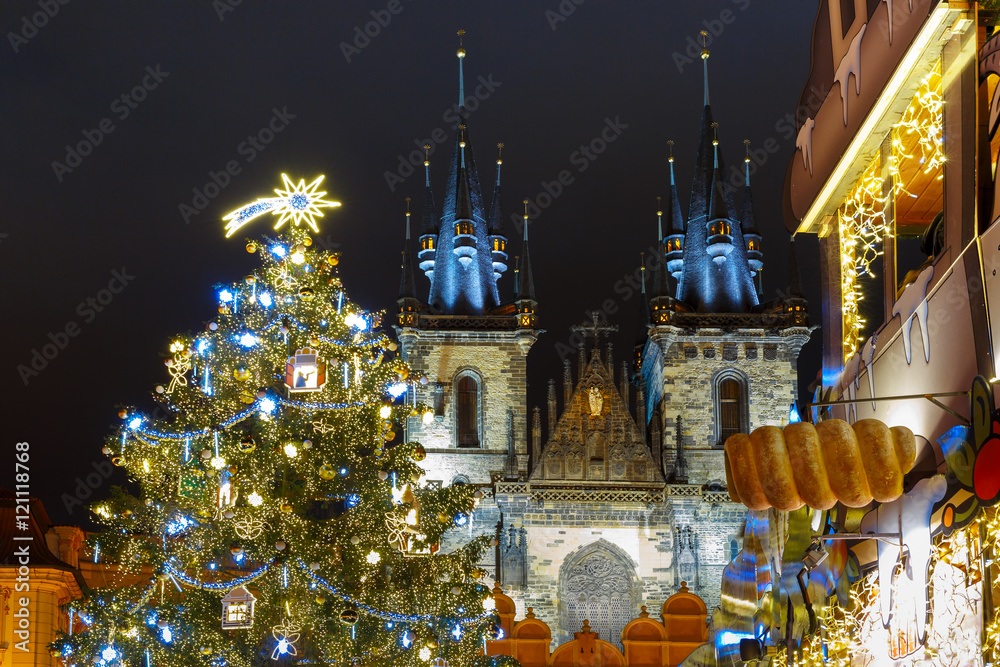 Obraz premium Old Town Square with Christmas tree and fairy tale Church of our Lady Tyn in the magical city of Prague at night, Czech Republic