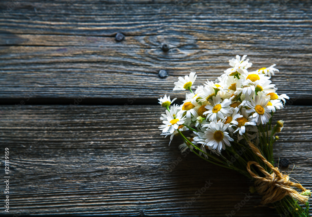 Obraz premium Bouquet of daisy flowers on a wooden background