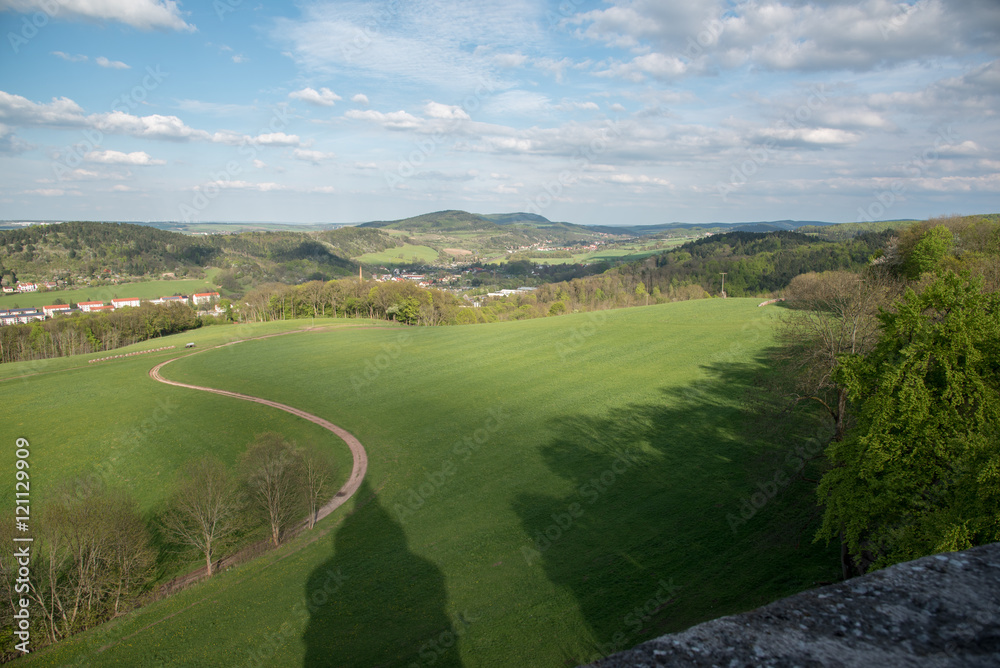 Blick über den Schatten des Burschenschaftsdenkmals (Turm) in Eisenach-Blickrichtung Ost