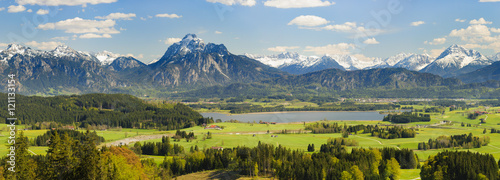 Panorama Landschaft in Bayern bei Füssen im Allgäu mit Hopfensee und Berg Säuling