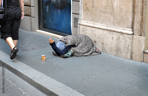 Donna chiede elemosina in strada nell'indifferenza dei passanti