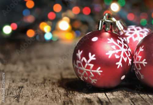 boules de Noël sur vieux bois et fond multicolore