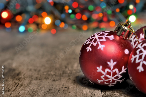 décoration de Noël sur fond bois et lumières multicolores