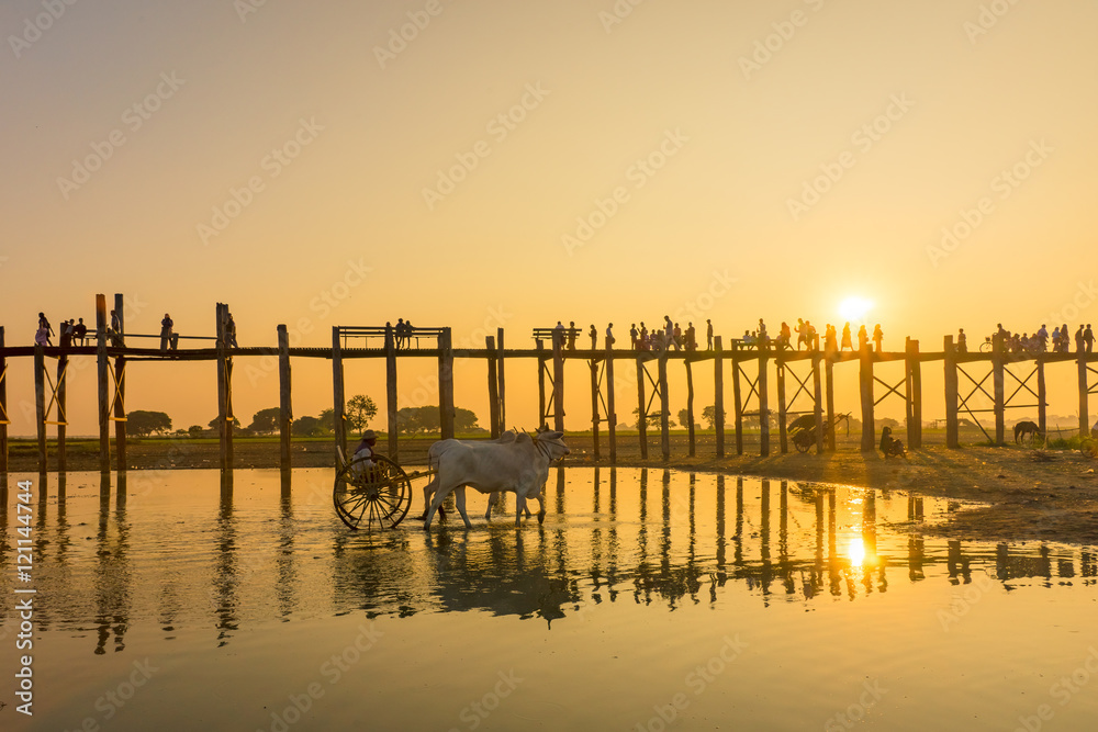 Sunset with silhouettes of people on Bridge U-Bein teak bridge i Sunset with silhouettes of people on Bridge U-Bein teak bridge i