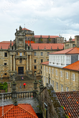 Monasterio de San Martin Pinario desde las cubiertas de la catedral de Santiago de Compostela, Galicia, España