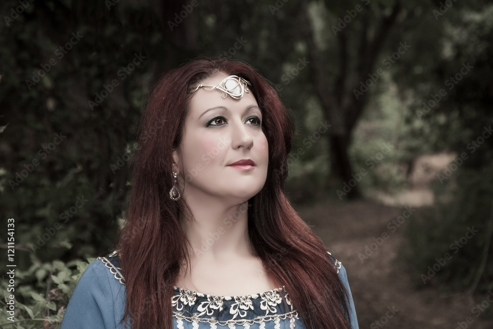 hermosa princesa medieval en un bosque