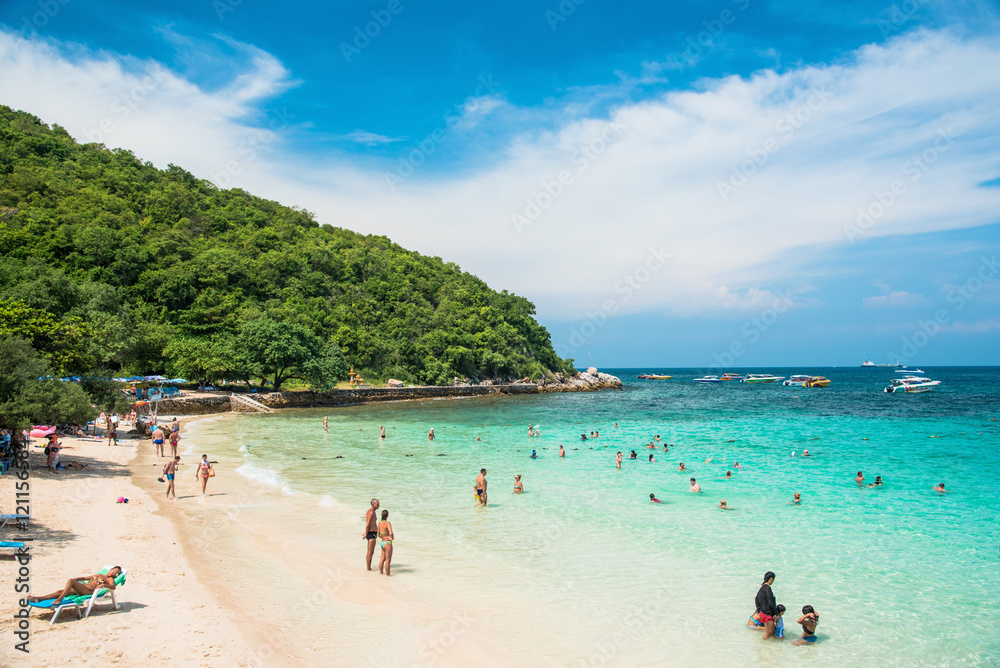 Naklejka premium Heavenly Turquoise Water of Koh Larn Beach Near Pattaya, Thailand
