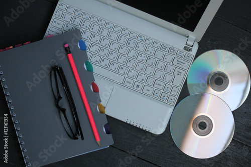 Ноутбук, диски и записная книга