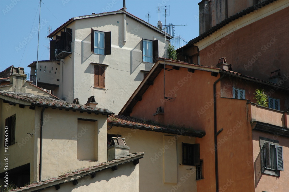 Verwinkelte Häuser und Gassen. Die Architektur von Rom.