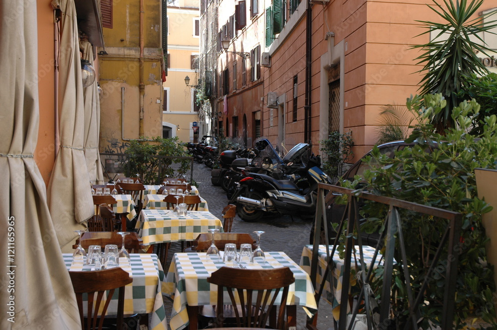 Fototapeta premium Frisch gedeckte Tische in einer römischen Gasse.