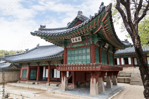 Ornate wooden building at Seongjeonggak (Crown Prince's Study) at the Changdeokgung Palace in Seoul, South Korea. © tuomaslehtinen