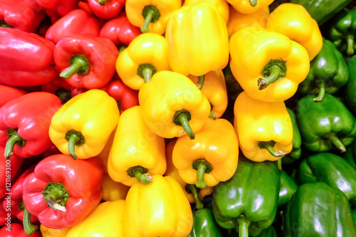 Fotografia Yellow, red and green bell pepper