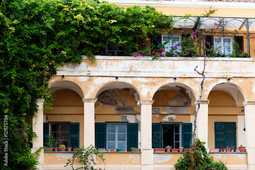 Valokuva italian palace facade with archways and ivy