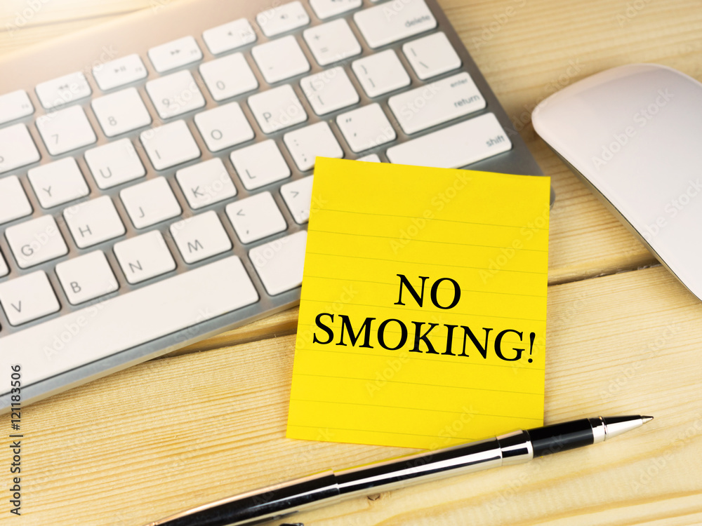 No smoking on sticky note on work table No smoking on sticky note on work table