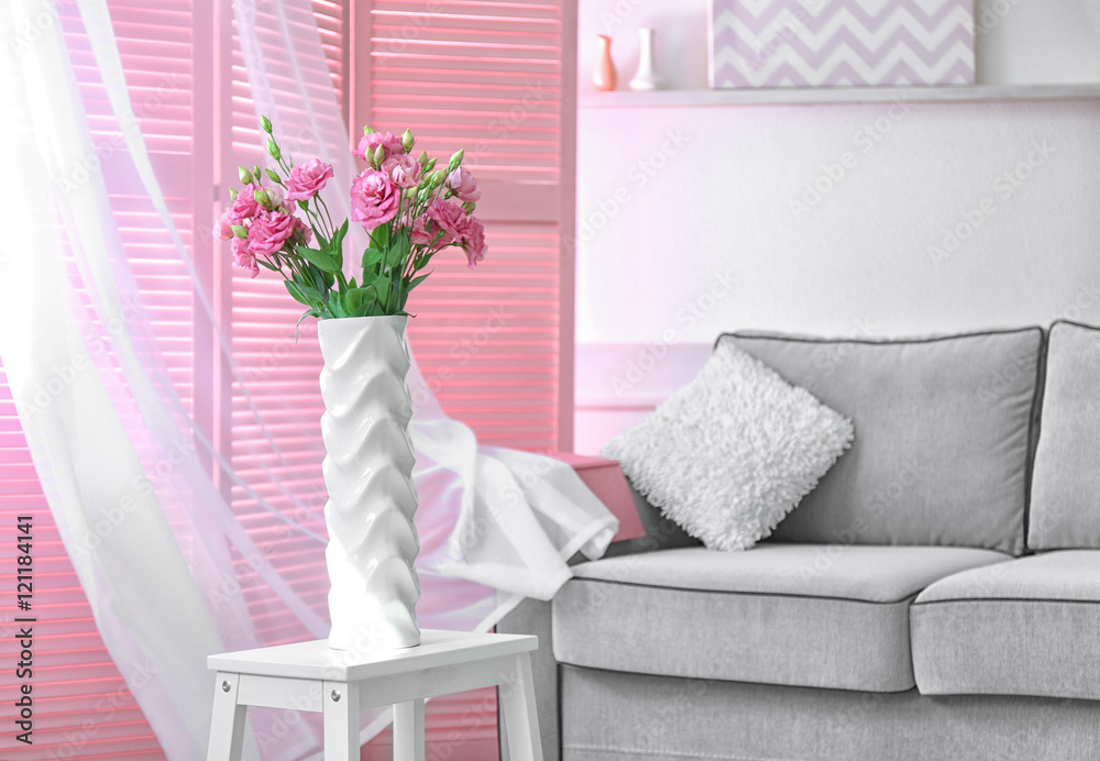 Naklejka premium Light room interior with pink folding screen