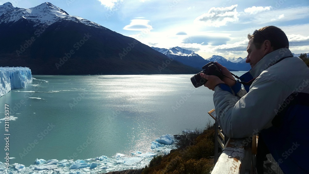 Revisando fotografías frente al glaciar Perito Moreno Revisando fotografías frente al glaciar Perito Moreno