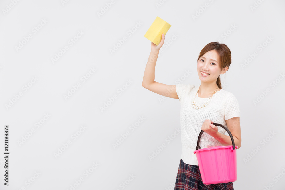 掃除をする女性 掃除をする女性