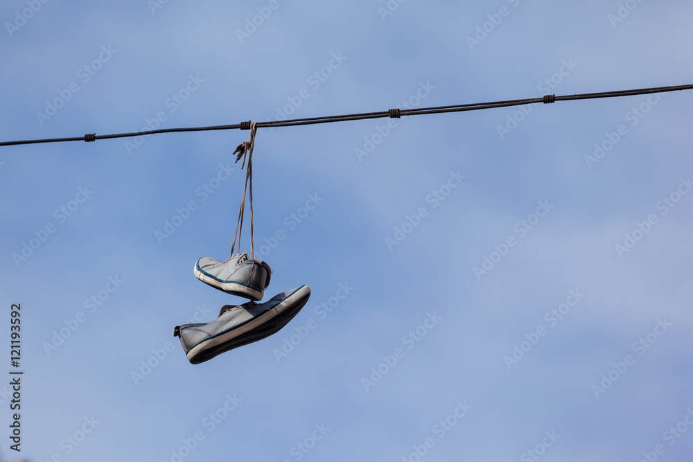 Obraz premium im Kabel hängende Schuhe