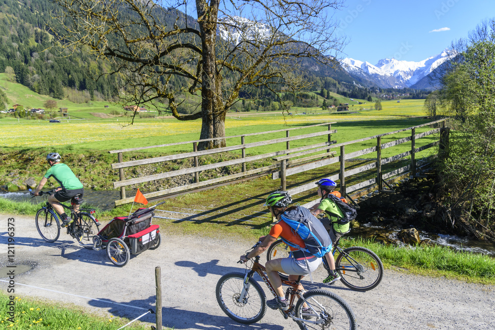 Fototapeta premium Radtour im Oberallgäu bei Oberstdorf