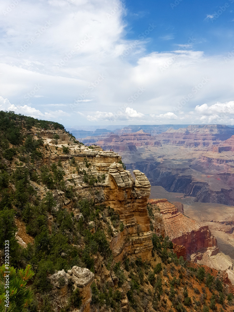 Blick in den Grand Canyon-Arizona mit Menschen auf einer Aussichtsplattform