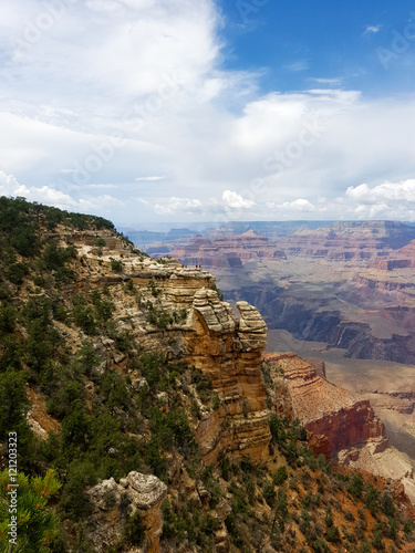 Blick in den Grand Canyon-Arizona mit Menschen auf einer Aussichtsplattform