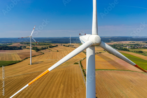 Luftbild und Nahaufnahme einer Windenergieanlage