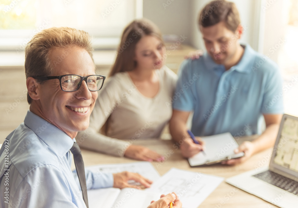 Obraz premium Couple visiting realtor