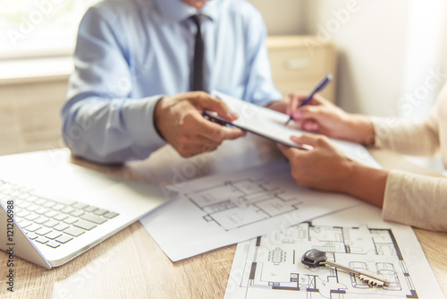 Foto Couple visiting realtor